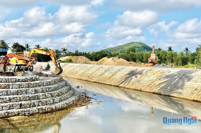 Thi công các hạng mục cuối cùng để đưa kè chống sạt lở sông Lò Bó, ở phường Phổ Hòa (TX.Đức Phổ) vào khai thác. Ảnh: Thanh Nhị