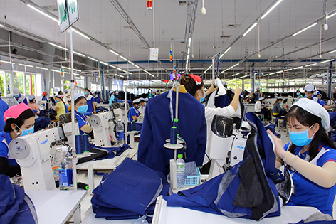 Trong tháng 9 vừa qua, Công ty Cổ phần May Nhà Bè Hậu Giang đã được vay trên 1,6 tỉ đồng, trả lương cho 486 lao động để phục hồi sản xuất. T.Xoàn