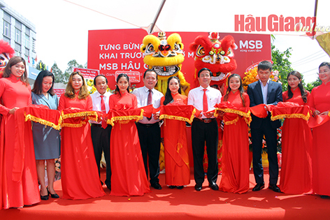 Đại biểu cắt băng khai trương tại buổi lễ. Ảnh: T. Xoàn