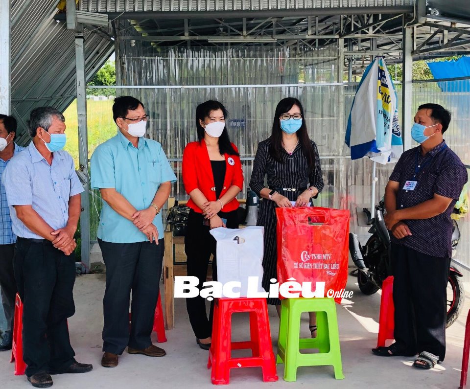 Công ty TNHH MTV Xổ số kiến thiết Bạc Liêu tặng quà cho chốt kiểm soát dịch COVID-19 ở huyện Hồng Dân. Ảnh: K.T