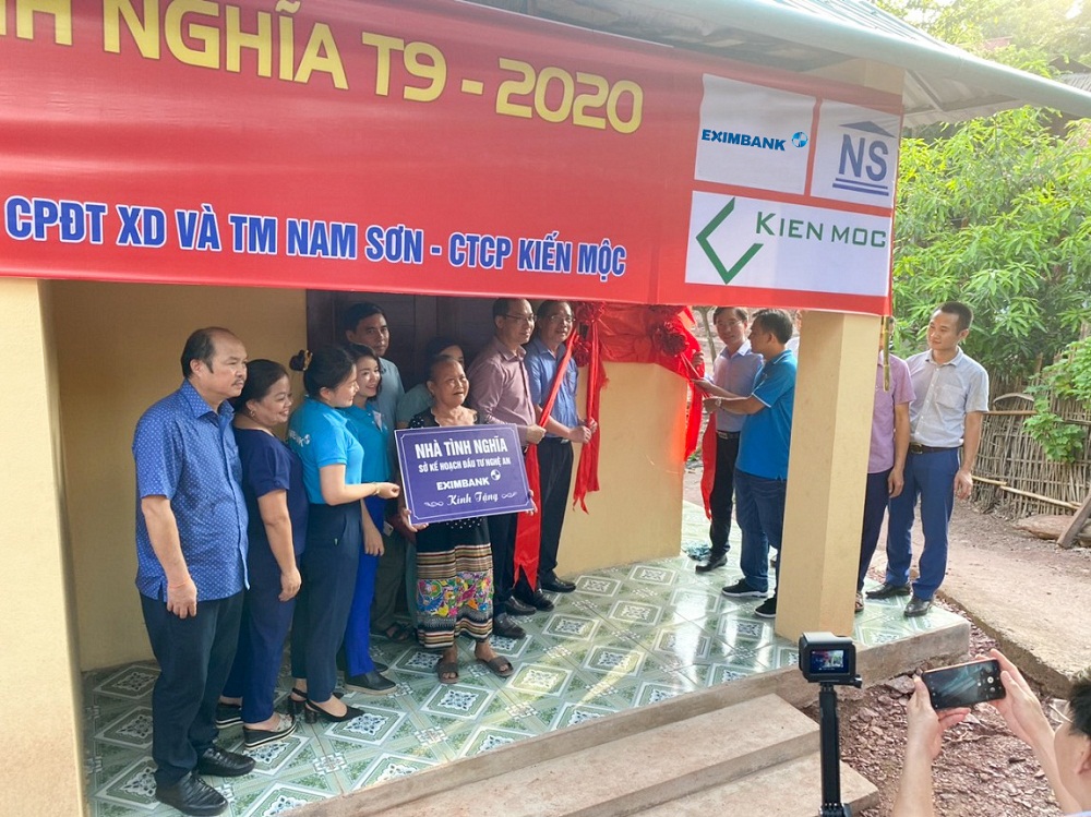 Đại diện Eximbank cùng Sở Kế hoạch Đầu tư tỉnh Nghệ An trao tặng “Nhà tình nghĩa” cho cụ Lương Thị Thuận. Ảnh EIB