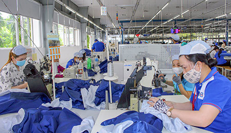 Để duy trì hoạt động sản xuất, nhiều doanh nghiệp trên địa bàn đã thực hiện tốt phương án làm việc theo quy định. Ảnh: T. Xoàn