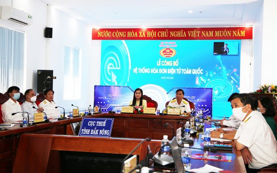 Triển khai hóa đơn điện tử tại Cục Thuế tỉnh Đắk Nông. Ảnh: TTHT