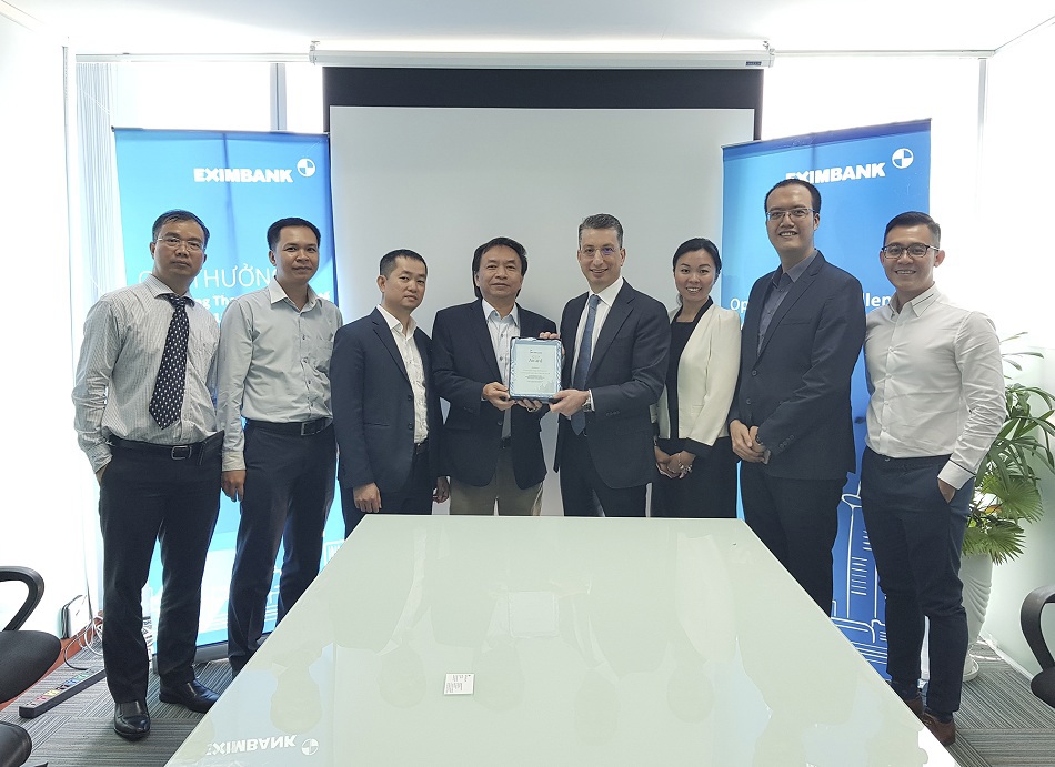 Ông Nguyễn Hướng Minh bên (thứ 3, bên trái) - Phó tổng giám đốc Eximbank và ông Trần Tấn Lộc (thứ 4, bên trái) - Phó tổng giám đốc Eximbank đại diện tiếp nhận giải thưởng này từ ông Arnon Goldstein - Giám đốc Khu vực châu Á - Thái Bình Dương, Dịch vụ Ngân Quỹ, của Bank of New York Melon. Ảnh EIB