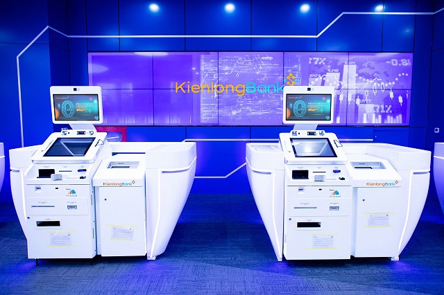 Hệ thống máy STM thông minh được trang bị tại các văn phòng 5 sao tại Kienlongbank. Ảnh: KLB.
