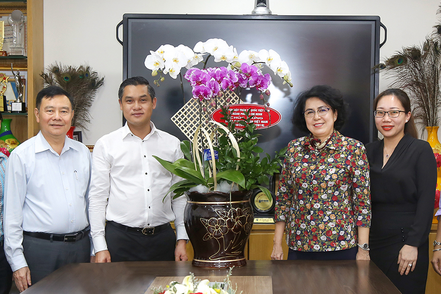 Ông Nguyễn Văn Cường – Phó Chủ tịch kiêm Phó Tổng Giám đốc Tập đoàn Hưng Thịnh (thứ 2 từ trái sang) và ông Phạm Khắc Khoan – Phó Tổng Giám đốc Tập đoàn Hưng Thịnh (ngoài cùng bên trái) nhận hoa chúc mừng từ Bà Tô Thị Bích Châu - Ủy viên Ban Thường vụ Thành ủy, Chủ tịch Ủy ban Mặt trận Tổ quốc Việt Nam TP. HCM (thứ 2 từ phải sang). Ảnh HT