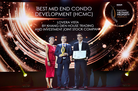 Đại diện Công ty Khang Điền nhận giải Best Mid End Condo Development - HCMC dành cho dự án Lovera Vista. Ảnh KDH