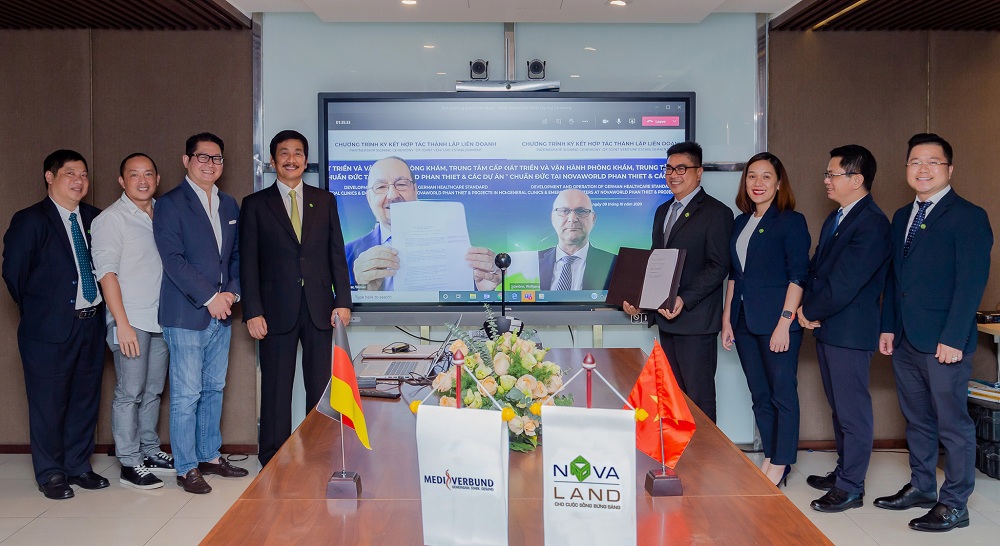 Novaland ký biên bản ghi nhớ hợp tác với Bệnh viện Đại học Y Hà Nội nhằm xây dựng bệnh viện phục hồi chức năng và cấp cứu tại NovaWorld Phan Thiet hôm 12/10. Ảnh: Novaland.