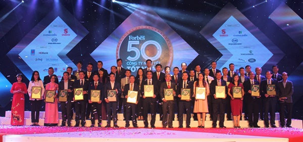 Bà Chu Thị Thu Hằng, Tổng Biên tập Báo Văn Hoá, Tổng Biên tập Tạp chí Forbes Việt Nam vinh danh ̀50 công ty niêm yết tốt nhất Việt Nam 2020. Ảnh Forbes