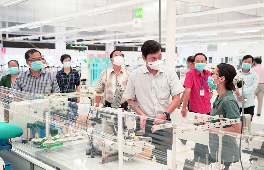 Kiểm tra, đánh giá phương án tổ chức thực hiện sản xuất - kinh doanh phương châm “4 xanh” tại doanh nghiệp. Ảnh: Trung Hiếu