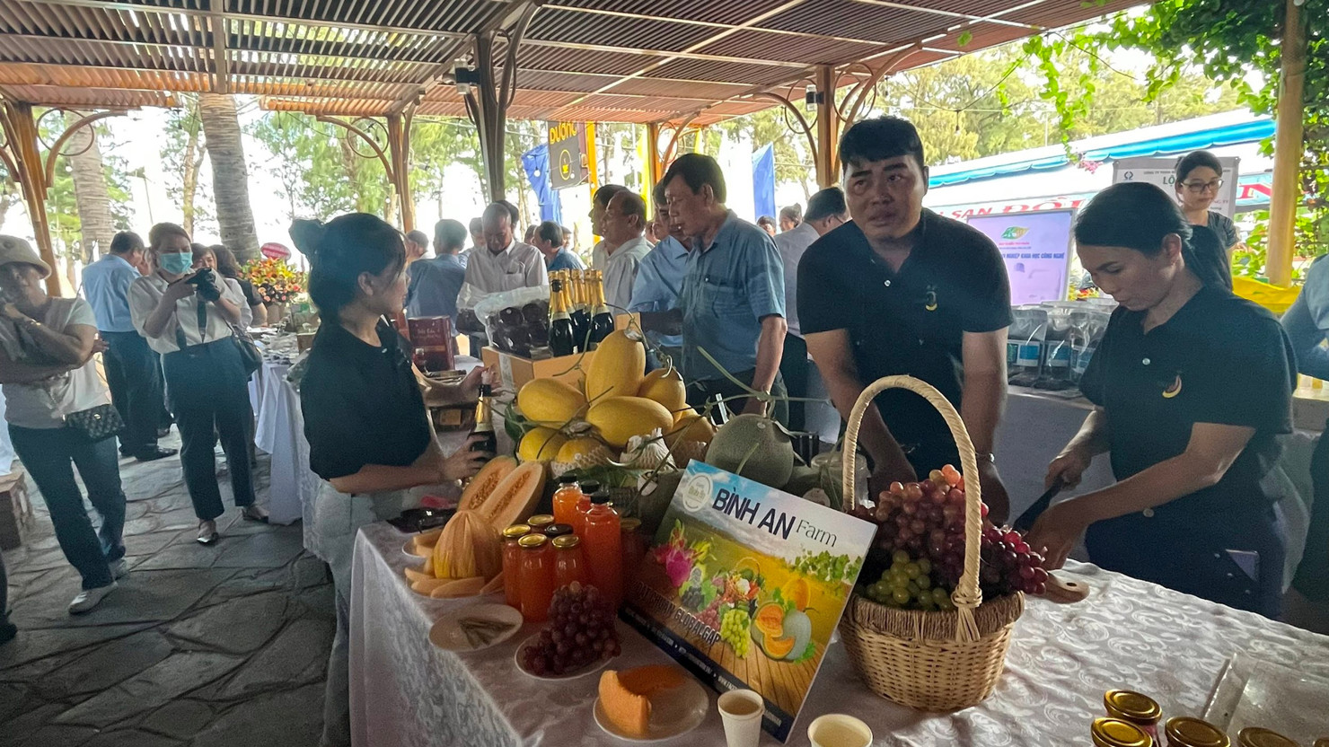 Tổ chức cho các HTX nông nghiệp tham gia các hoạt động xúc tiến thương mại. Ảnh: M.Vân