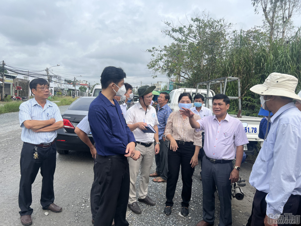 Lãnh đạo UBND thành phố cùng các sở, ngành kiểm tra thực tế tiến độ thi công công trình. Ảnh: Mỹ Hoa