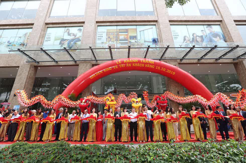 Nghi thức cắt băng khánh thành tòa nhà Golden King . Ảnh HQC