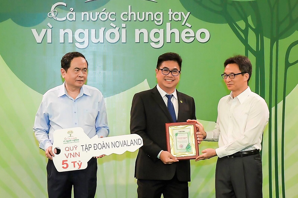 Đại diện Tập đoàn Novaland nhận kỷ niệm chương cho những đóng góp tích cực chung tay giúp đỡ người nghèo. Ảnh NVL