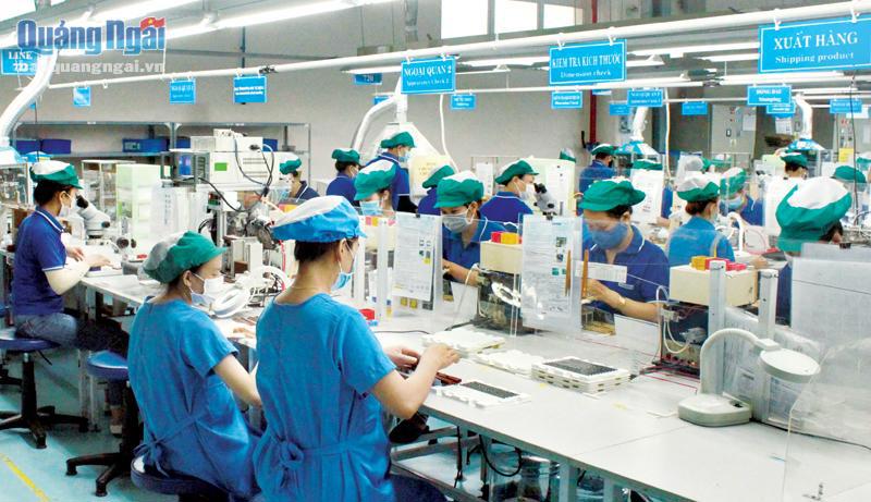 Lao động làm việc tại KCN Tịnh Phong (Sơn Tịnh). Ảnh: Phạm Danh