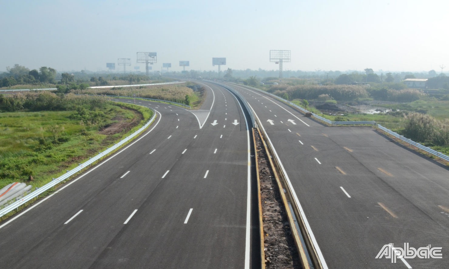 Dự kiến, đến tháng 11 sẽ thông xe kỹ thuật toàn tuyến, trong tháng 12, doanh nghiệp Dự án sẽ hoàn thiện các hạng mục. Ảnh: M. Thành