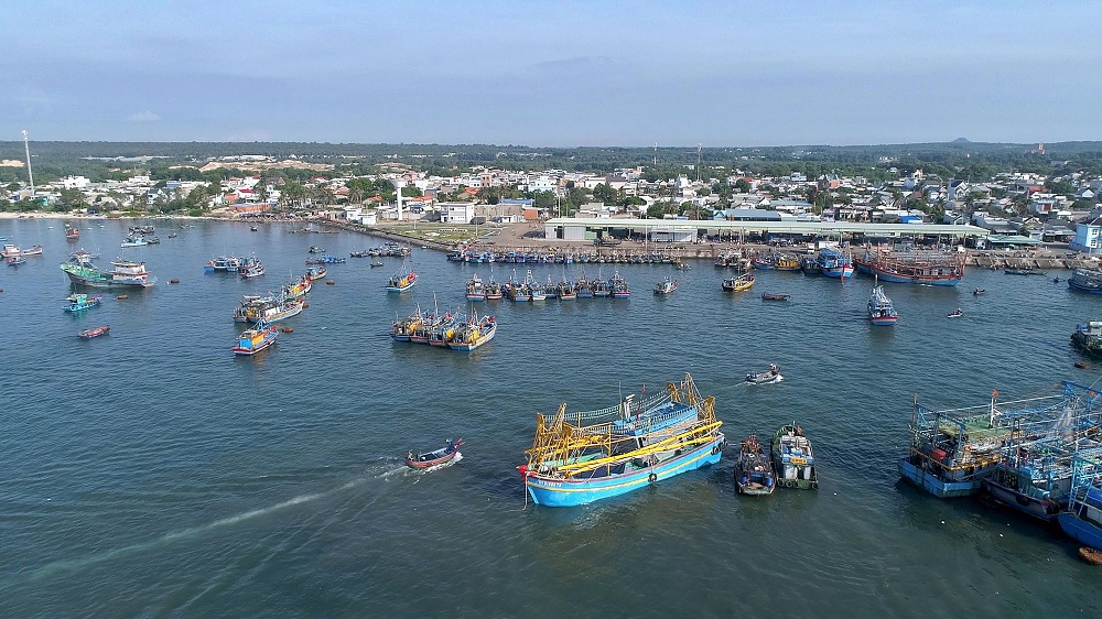 Đến cảng cá Bình Châu, du khách có cơ hội trải nghiệm cuộc sống thú vị của những người làm nghề chài lưới. Ảnh NVL
