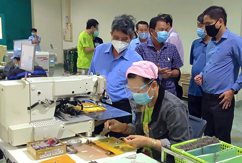 Lãnh đạo tỉnh đến thăm và trực tiếp tháo gỡ khó khăn cho doanh nghiệp. Ảnh: Ngọc Hưởng