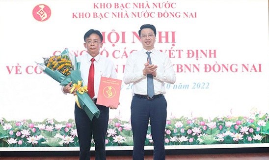 Tổng gi&aacute;m đốc KBNN Trần Qu&acirc;n trao quyết định cho gi&aacute;m đốc KBNN Đồng Nai Nguyễn Văn Biểu. Ảnh: Ngọc Li&ecirc;n