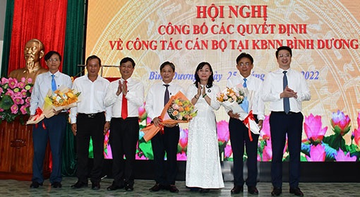 Ông Trần Quân (ngoài cùng bên phải) tặng hoa cho cán bộ được điều động, bổ nhiệm. Ảnh: KBNN
