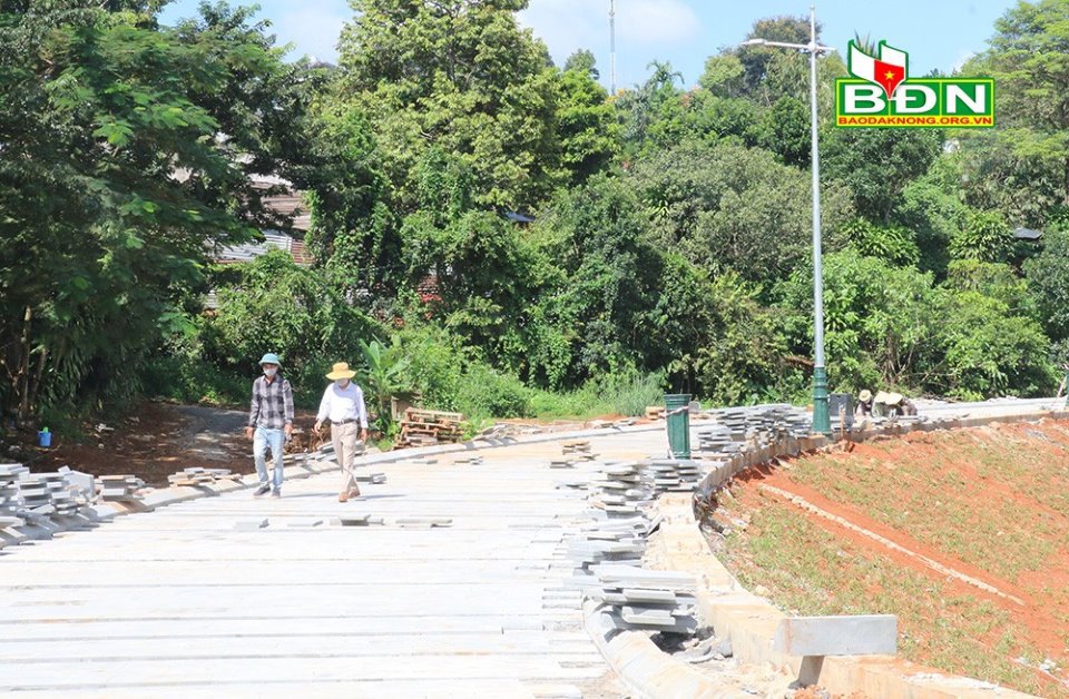 Nhà thầu đẩy nhanh tiến độ Công trình Đường đi bộ ven hồ (Dự án Hồ Gia Nghĩa)