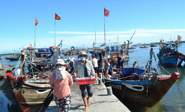 Các bến cá trên địa bàn tỉnh còn sơ sài, cần đầu tư, nâng cấp. Ảnh: Nguyễn Quang