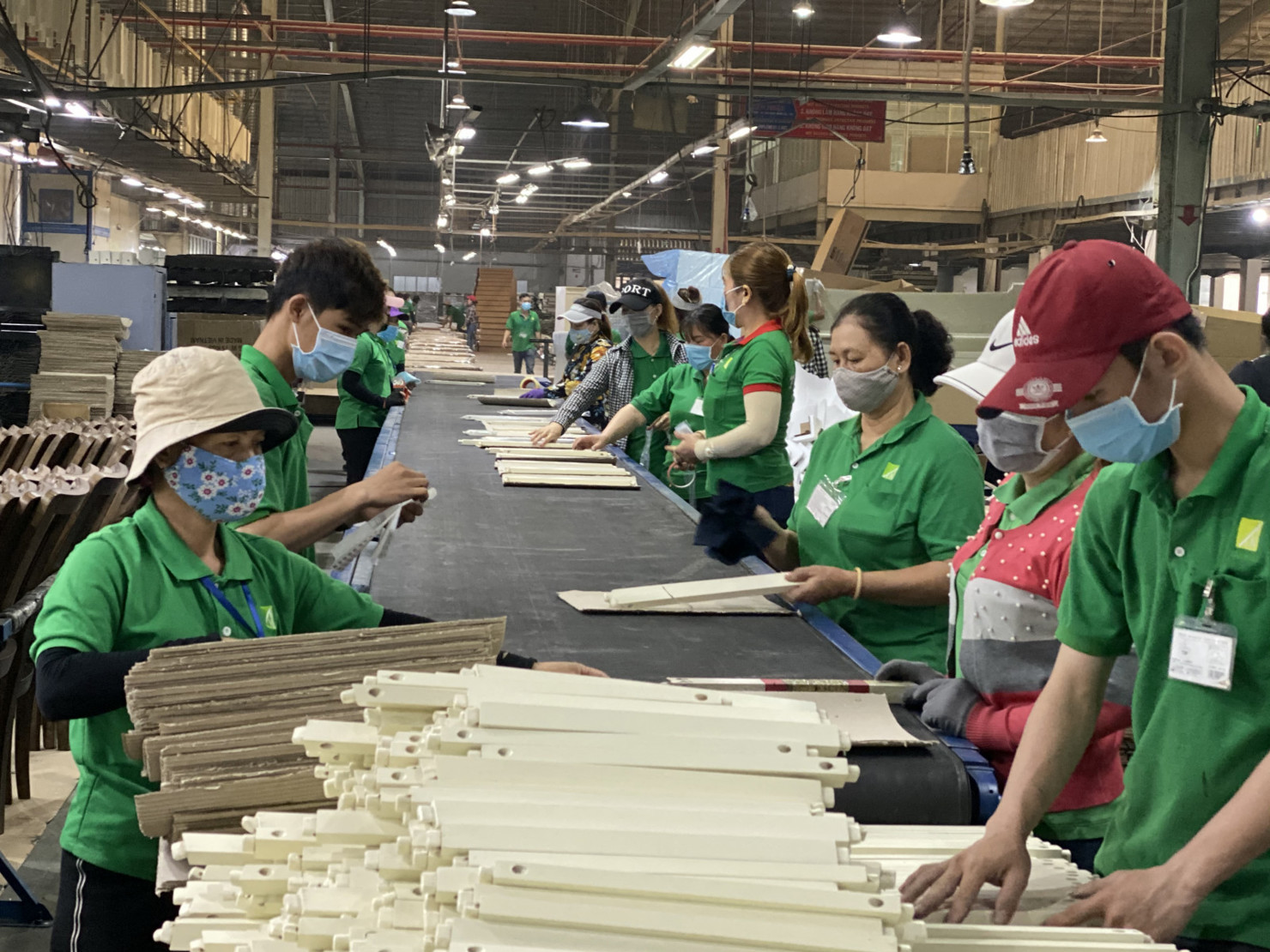 Hoạt động sản xuất tại Công ty TNHH TM sản xuất gỗ Tân Nhật (TX. Tân Uyên). Ảnh: Tiểu My