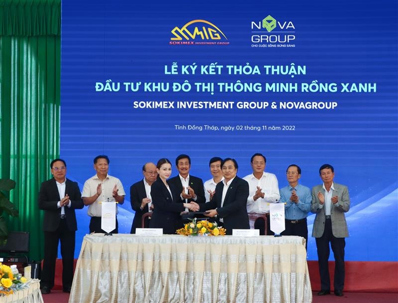 Đại diện hai Tập đoàn ký kết hợp tác với sự chứng kiến của Lãnh đạo tỉnh Đồng Tháp và lãnh đạo 2 Tập đoàn. Ảnh: NVL.