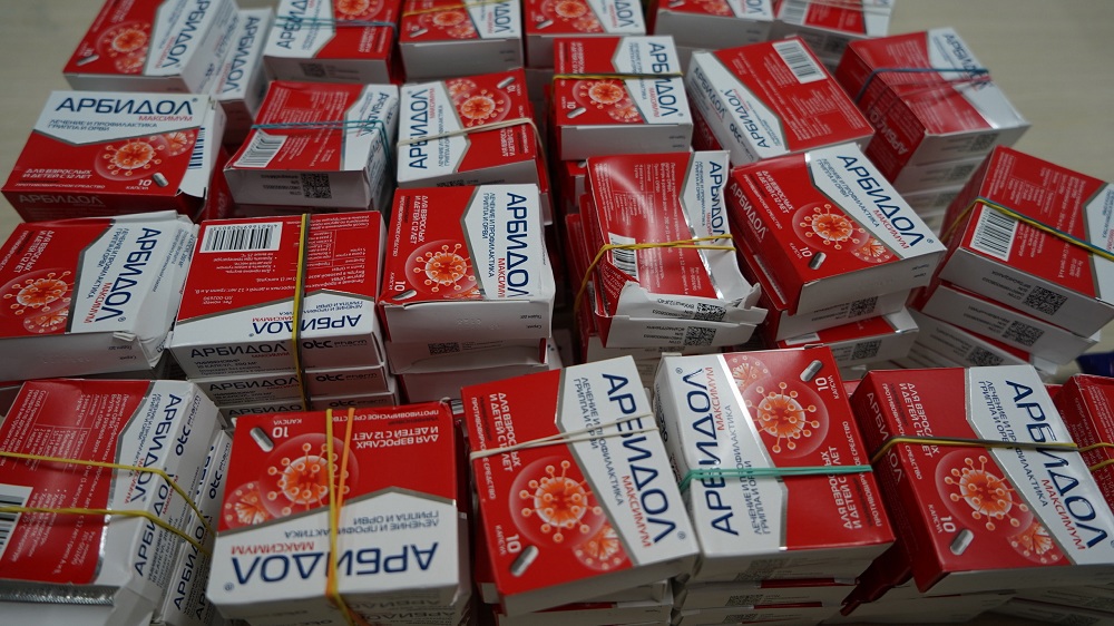 Tang vật hơn 3000 viên thuốc trị COVID-19 các loại vận chuyển trái phép qua đường chuyển phát nhanh. Ảnh: HQ