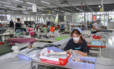 Sắp xếp vị trí làm việc giữ khoảng cách và công nhân luôn đeo khẩu trang khi làm việc. Ảnh: T. Trang
