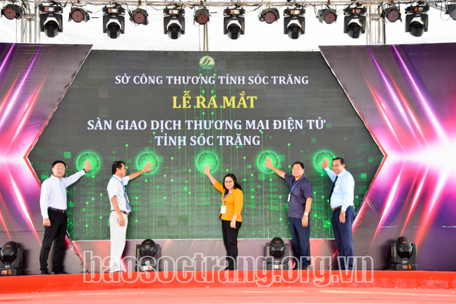 Các đại biểu thực hiện nghi thức ra mắt Sàn giao dịch thương mại điện tử tỉnh Sóc Trăng. Ảnh: Mỹ Linh