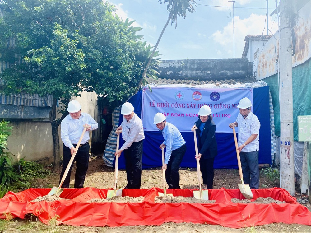 Lễ khởi công 200 giếng nước tại hai huyện Ba Tri và huyện Mỏ Cày Nam của tỉnh Bến Tre. Ảnh NVL
