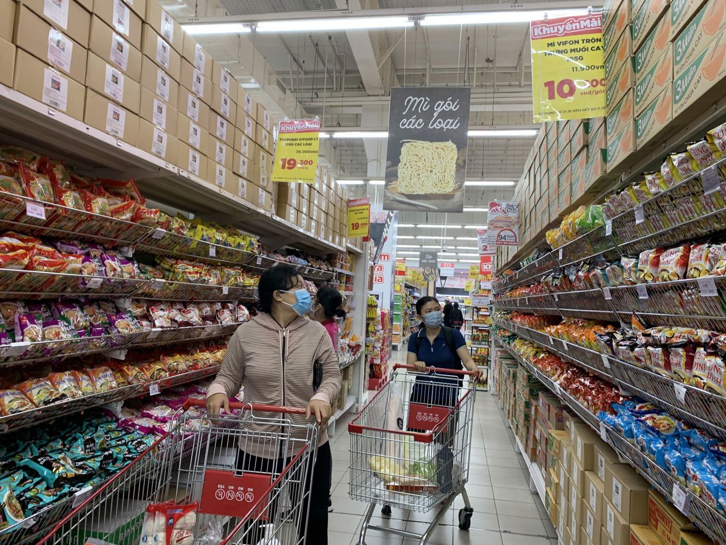 Khách hàng mua sắm tại Siêu thị GO! Cần Thơ. Ảnh: N.H