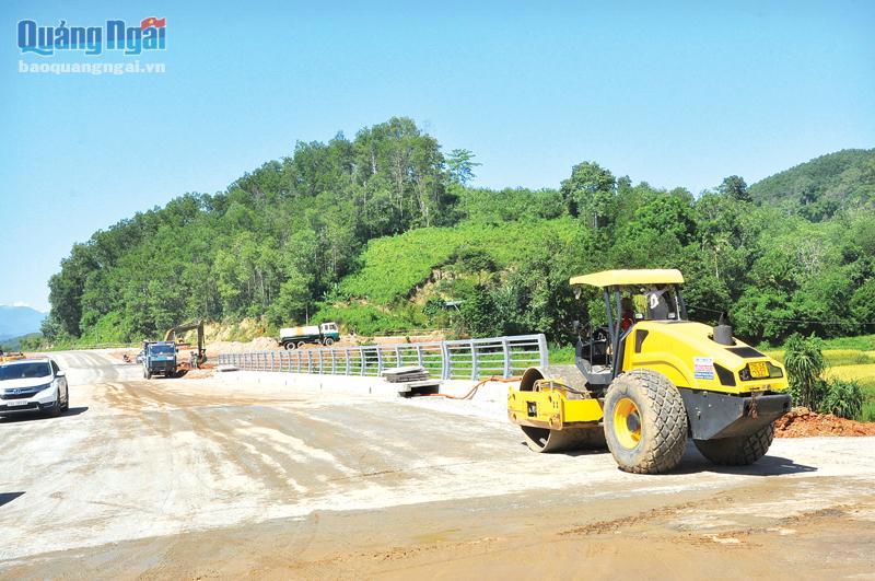 Thi công công trình cầu sông Rin (Sơn Hà), phấn đấu hoàn thành trong năm 2021. Ảnh: Lê Đức