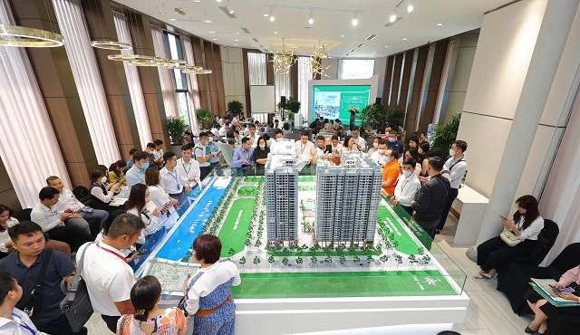 Khách hàng chăm chú tìm hiểu về dự án. Ảnh: HTN
