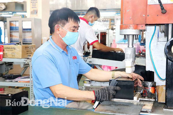 Sản xuất các loại pin, ắc quy xuất khẩu tại Công ty TNHH Việt Nam Center Power Tech (Khu công nghiệp Nhơn Trạch 2, H.Nhơn Trạch). Ảnh: H.Giang