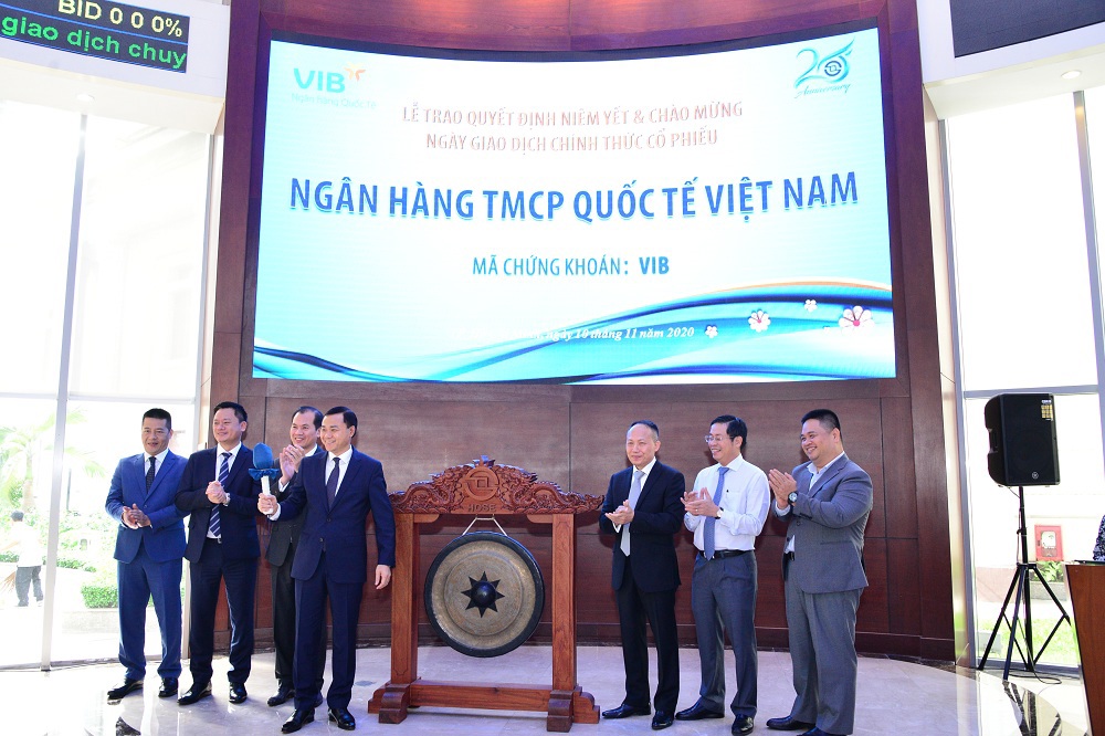 Lãnh đạo VIB thực hiện nghi thức đánh cồng. Ảnh HOSE