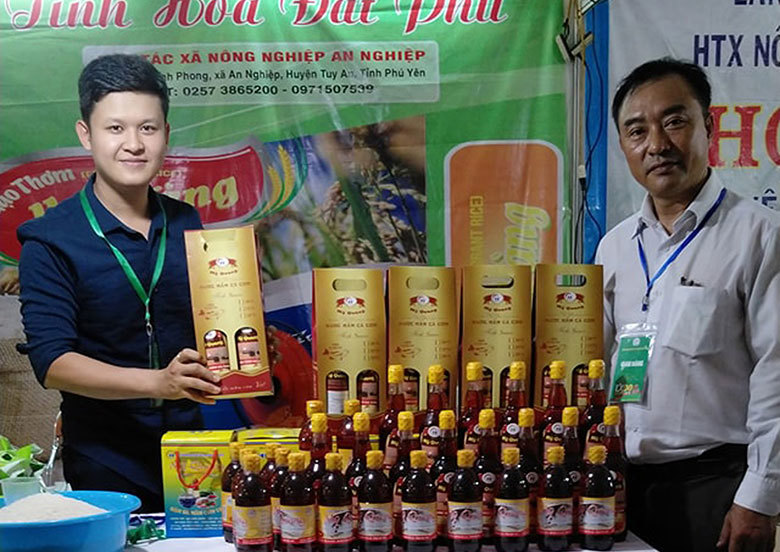 Sản phẩm của các HTX có mặt trên thị trường đã giúp các địa phương hoàn thành tiêu chí 13 nâng cao. Ảnh: CTV