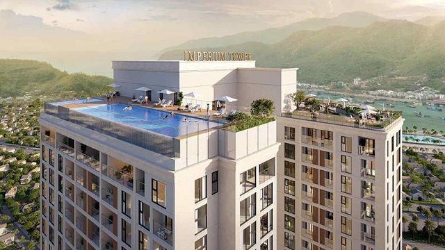 Bể bơi vô cực trên mái Imperium Town Nha Trang. Ảnh: PV.