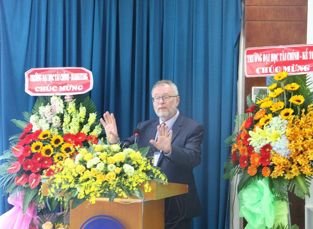 GS. Robert Durand phát biểu tại Hội thảo. Ảnh: Thanh Sơn