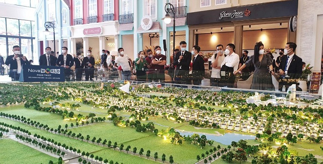 Khách tham quan sa bàn Dự án Aqua City quy mô 1,000ha của Novaland phía đông TP. Hồ Chí Minh. Ảnh: NVL.