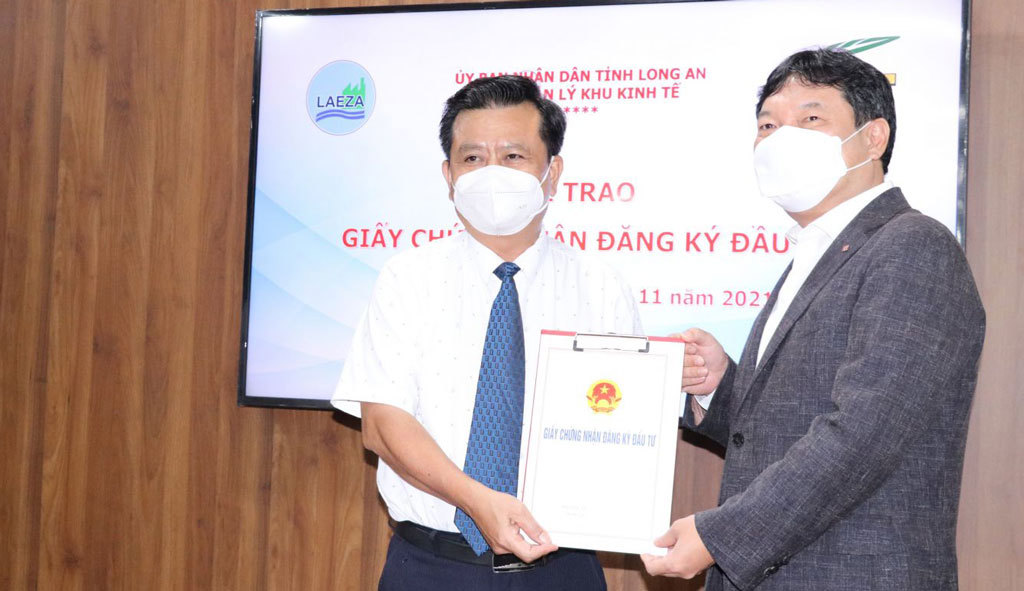 Trưởng Ban Quản lý Khu Kinh tế tỉnh - Nguyễn Thành Thanh (trái) và Tổng Giám đốc Công ty TNHH Lotte Eco Logis Long An - Kim Young Ju thực hiện thủ tục triển khai dự án. Ảnh: MH