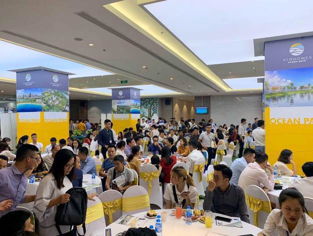 Hình ảnh đông đúc trong một sự kiện mở bán đầu tháng 10 của Vinhomes Ocean Park, phần nào cho thấy sức nóng của nhu cầu thị trường trong bối cảnh khan cung. Ảnh VIN