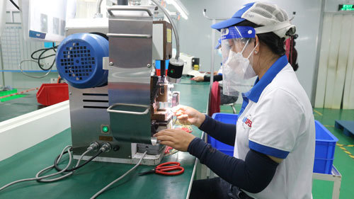 Công nhân sản xuất tại Công ty TNHH Airspeed Manufacturing Việt Nam. Ảnh: Mai Hương
