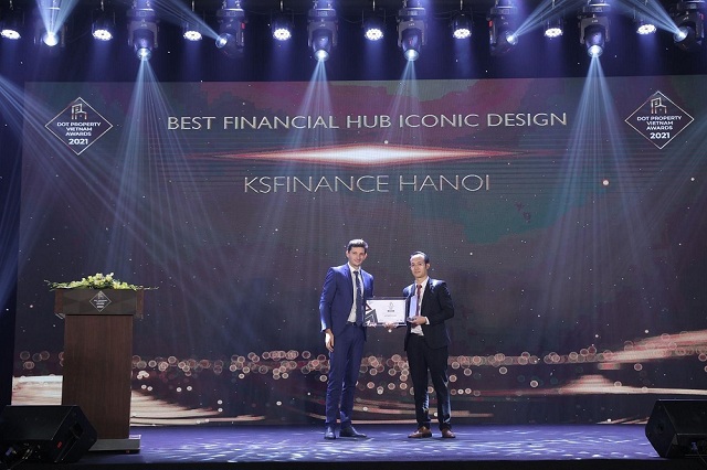 &Ocirc;ng Phan &Iacute;ch Long - Ph&oacute; Tổng Gi&aacute;m đốc KSF Group nhận Giải thưởng Trung t&acirc;m t&agrave;i ch&iacute;nh c&oacute; kiến tr&uacute;c mang t&iacute;nh biểu tượng Việt Nam 2021 cho dự &aacute;n KSFinance H&agrave; Nội