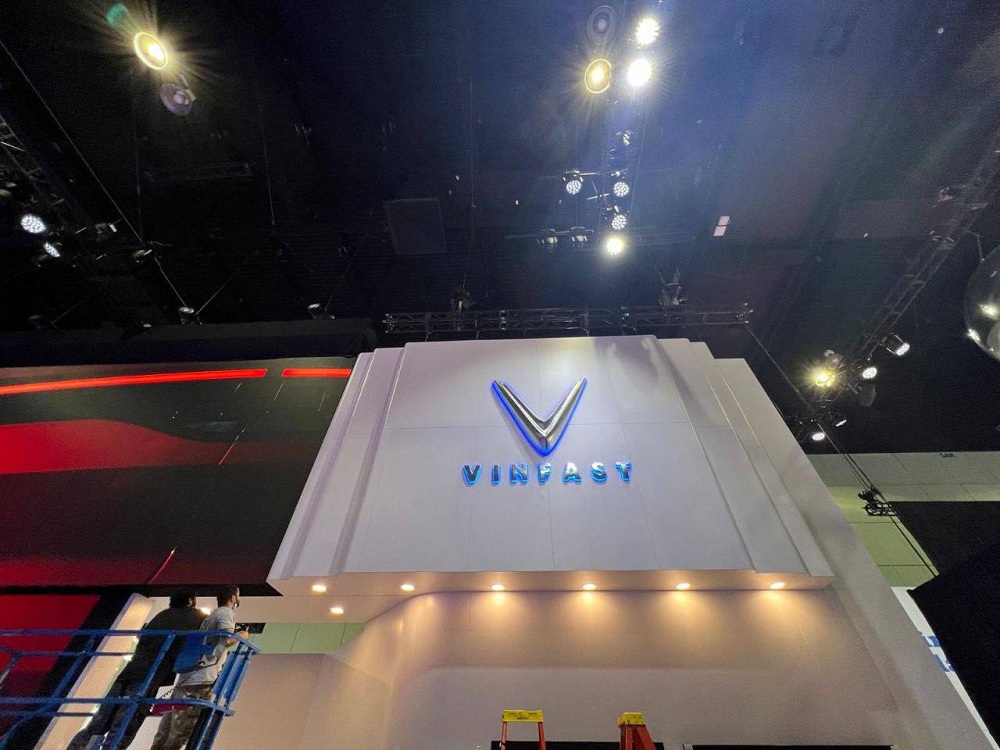 Gian hàng VinFast tại LA Auto Show 2021 đang trong công đoạn thi công cuối cùng trước giờ G. Ảnh: Vinfast.