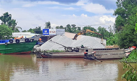 Nguồn hàng vật liệu xây dựng hiện rất dồi dào. Ảnh: Ngọc Hưởng