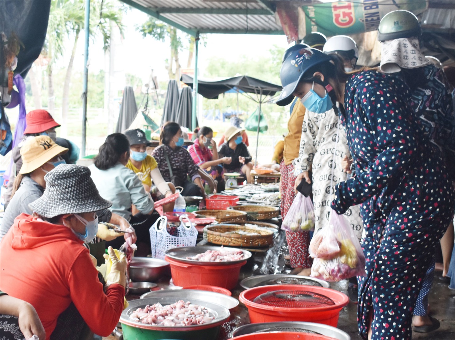 Việc chuyển đổi mô hình quản lý chợ truyền thống tại nhiều địa phương vẫn còn rất chậm do thiếu văn bản hướng dẫn. Ảnh: V. Lộc