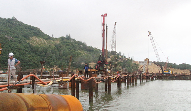 Các nhà thầu đang đẩy nhanh tiến độ thi công cầu vượt đầm Đề Gi trên tuyến ĐT 639. Ảnh: TS