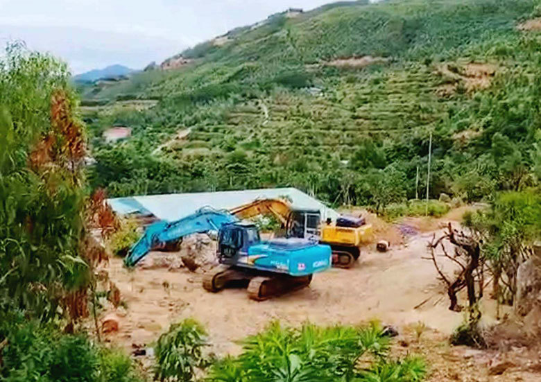 Một số người dân ở xã Xuân Hải (TX Sông Cầu) thuê xe múc để cải tạo đất lâm nghiệp. Ảnh: Anh Ngọc